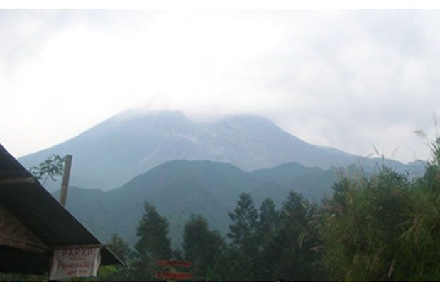 Pendaki Utak Atik Reflektor Gunung Merapi