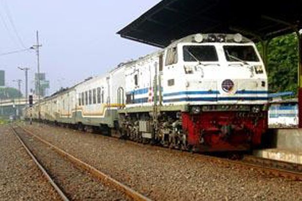 Jalur Rel Kereta Tanjung-Losari Tertimbun Longsor