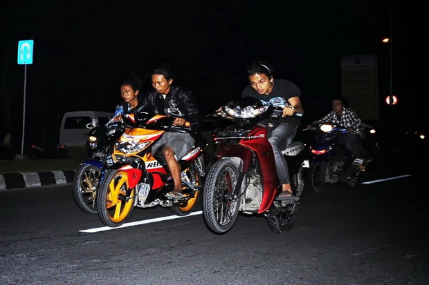 Motor Pakai Knalpot Racing, Remaja Dipukuli