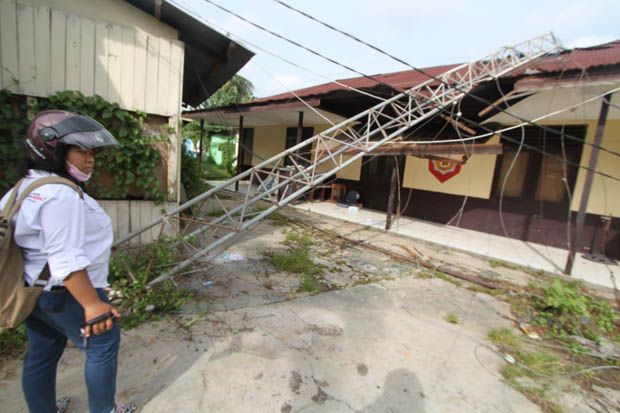 Tower Polisi di Samarinda Roboh, Satu Rumah Rusak