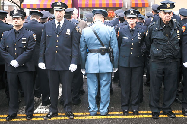 Polisi Membelakangi Wali Kota New York