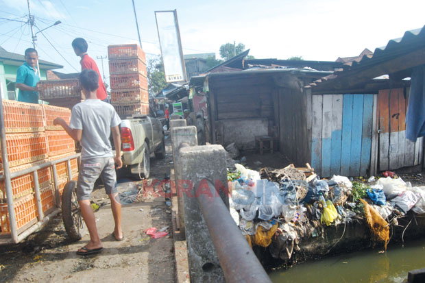 Menuju Kampung Pempek Sampah Berserakan