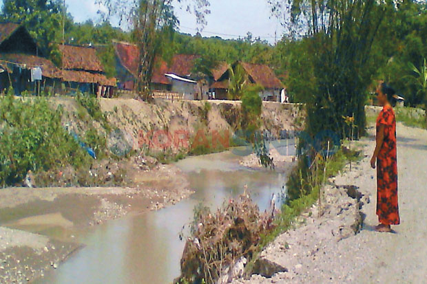 Erosi, Ratusan Rumah Terancam Masuk Sungai