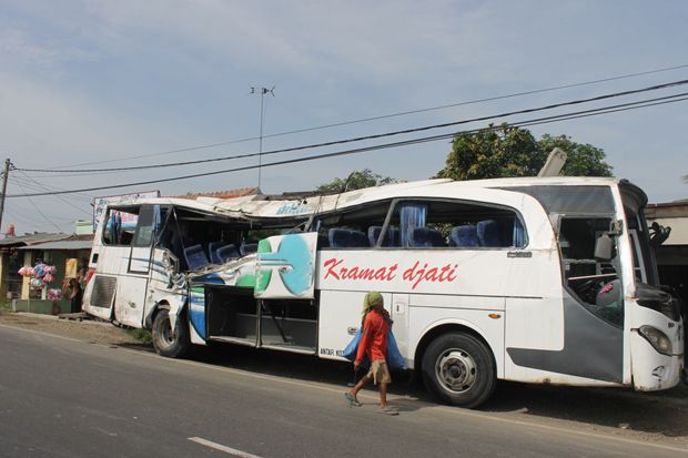 Bus Kramat Djati Terguling di Pantura, Lima Tewas