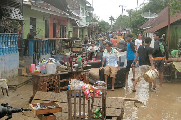 Ibu dan Dua Anaknya Tewas Terseret Banjir