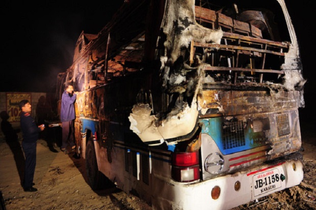 Bus vs Tanker di Pakistan, Puluhan Tewas Terbakar