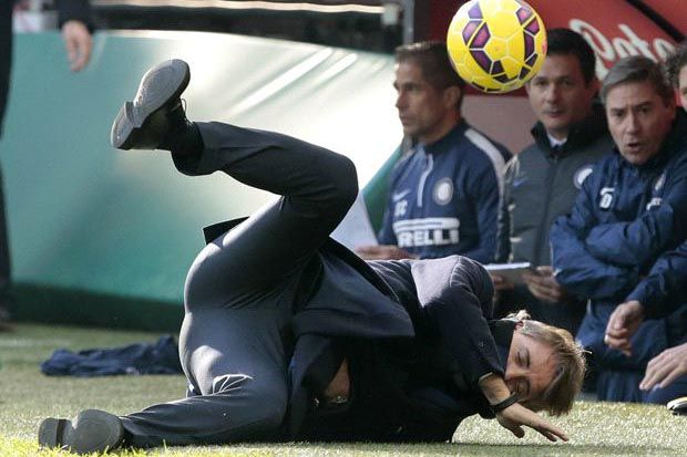 Mancini Terjungkal Dihajar Bola