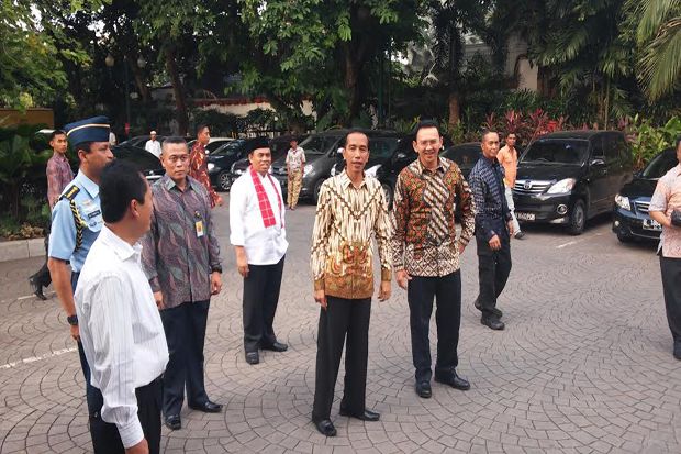 Sambangi Balai Kota, Jokowi Periksa Gigi
