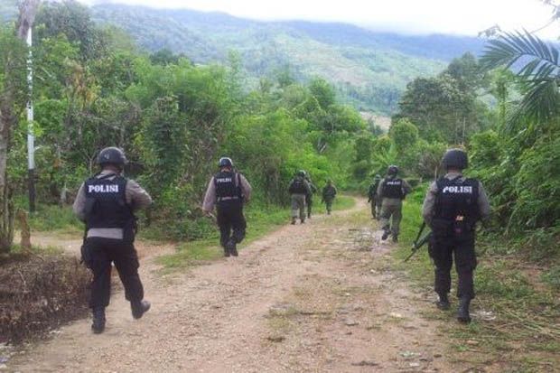 Brimob Buru Kelompok Bersenjata di Tangkura Poso