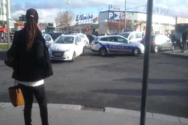 Pelaku Penyanderaan di Paris Bersenjata Lengkap
