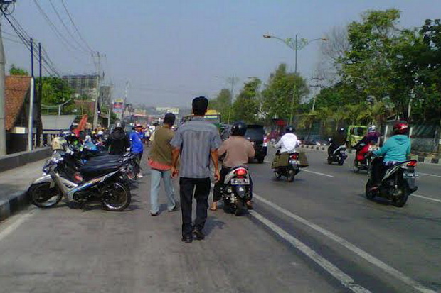 Oknum Aparat Bekingi Parkiran Liar di Makassar