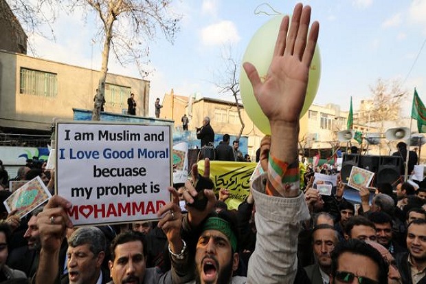 Demo Charlie Hebdo di Iran, Muncul Spanduk Matilah Prancis