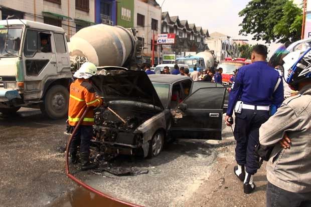 Toyota Crown Terbakar di Pekanbaru