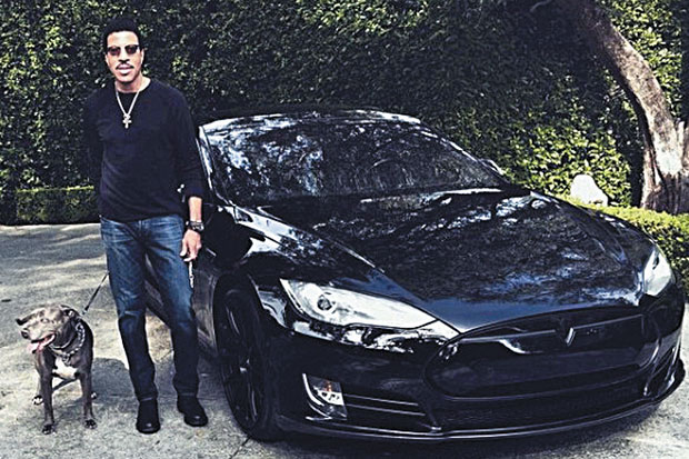 Lionel Richie Miliki Tesla Model S Modifikasi