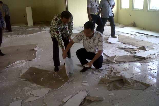 Plafon Gedung Dinkes Bangkalan Ambrol