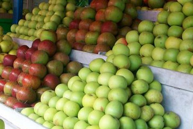 Penjualan Apel di Pasar Kramat Jati Merosot