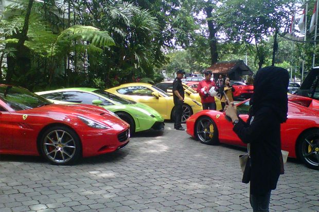 Ferrari Owners Club Berkumpul di Kota Malang
