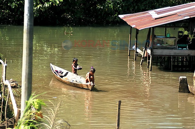 Dua Bulan Warga Hidup Bersama Banjir