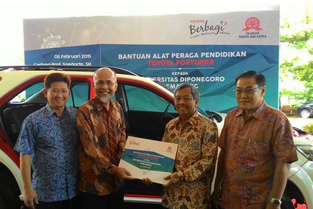Toyota Donasikan 1 Unit Fortuner untuk Universitas Diponegoro
