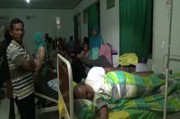 Korban Keracunan Massal Dirawat di Lorong Rumah Sakit