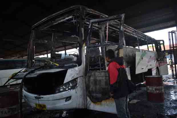 Dua Bus Dewi Sri Terbakar di Garasi