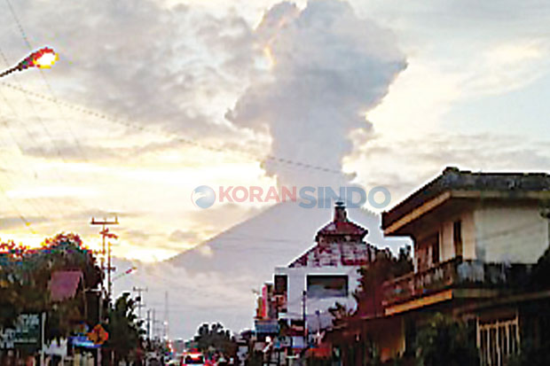 Gunung Dempo Muntahkan Asap Tebal
