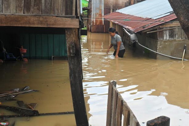 Tambak Ikan dan Udang di Tegal Terendam Banjir