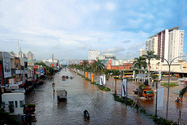 Banjir Matikan Pusat Bisnis