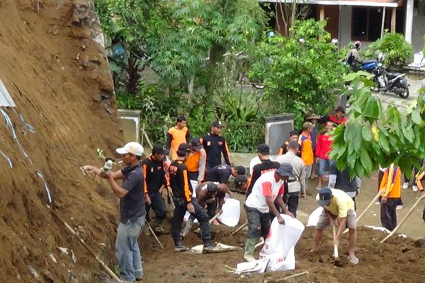 Puluhan Rumah di Kediri Rusak Tertimbun Tanah Longsor