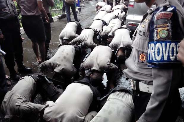 Polisi Cukur Rambut dan Sujud Syukur di PN Jaksel