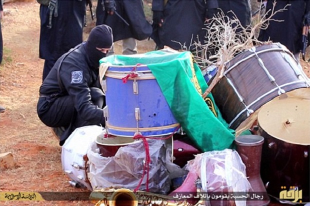 Anggap Tak Sesuai Ajaran Agama, ISIS Bakar Alat Musik