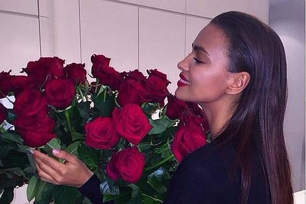 Hamilton Rayu Irina Shayk dengan Bunga Mawar