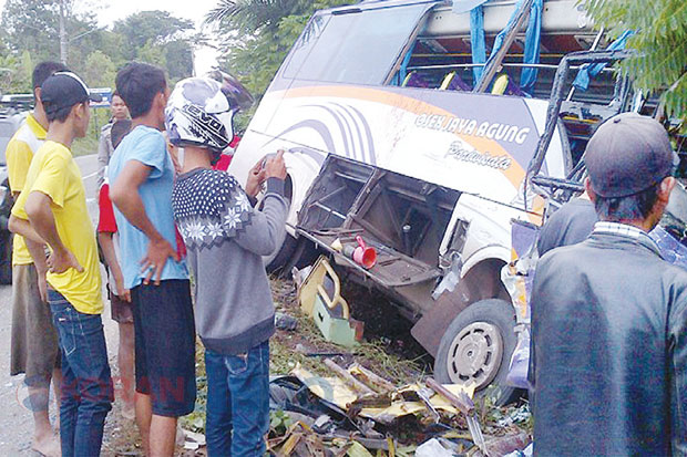 Tabrakan Bus vs Truk di Desa Karang Jaya