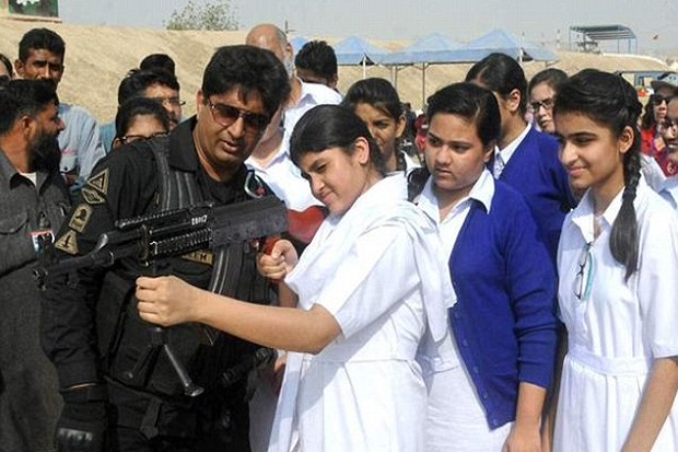 Usai Serangan Taliban, Siswa di Pakistan Dilatih Menembak