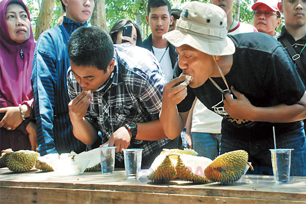 Lomba Makan hingga Lelang Durian