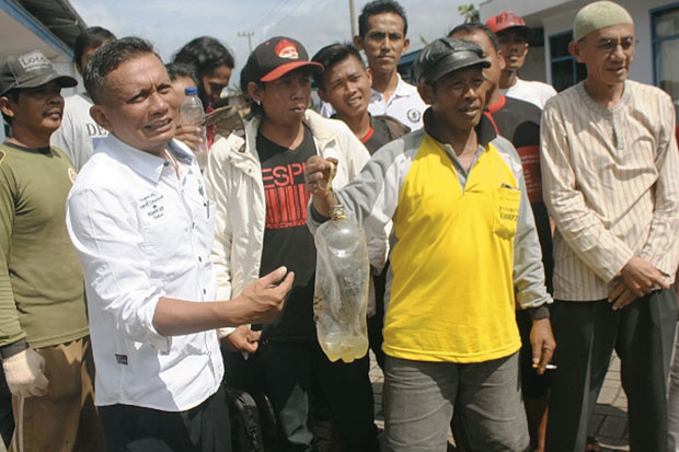 Warga Protes Limbah Pabrik Cemari Sawah