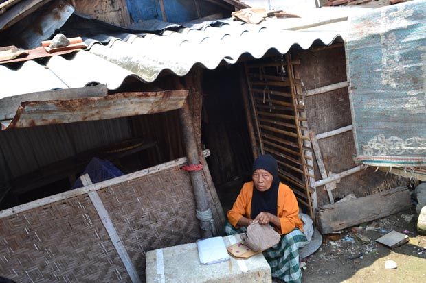 Warga Miskin Tinggal di Rumah Mirip Kandang Ternak