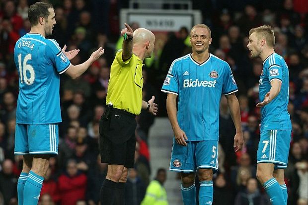 Gus Poyet Pertanyakan Kartu Merah Wes Brown