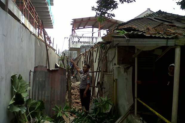 Dinding Pembatas Proyek Pusat Belanja di Cirebon Ambruk