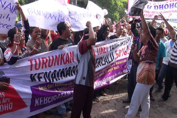 Ratusan Warga Berunjuk Rasa di Stasiun KA Jombang
