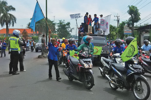 Demo Buruh Lumpuhkan Surabaya- Malang
