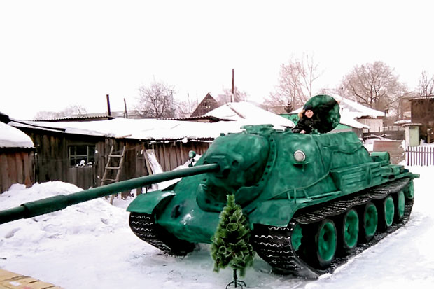 Replika Tank dari Salju