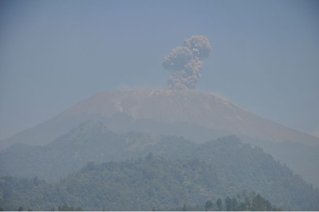 Keluarkan Dentuman Keras, Status Gunung Slamet Masih Waspada