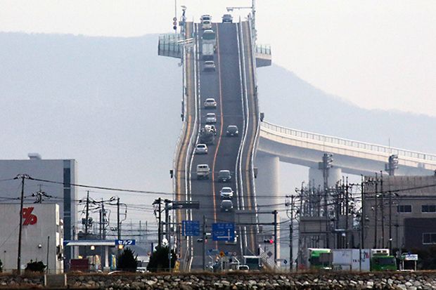 Sensasi Roller Coaster di Jembatan Eshima Ohashi