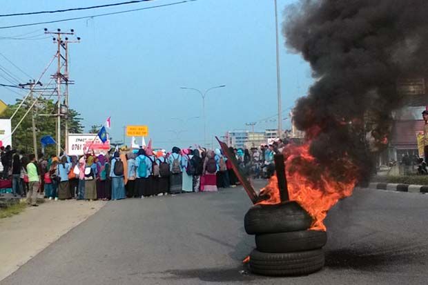 Desak Jokowi Lengser, Mahasiswa Riau Blokade Jalan