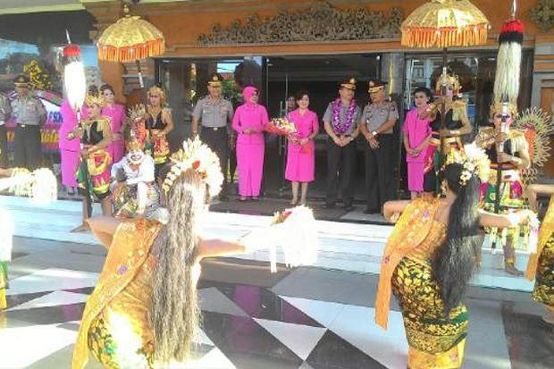 Kapolda Bali Ronny F Sompie Disambut Dua Tarian