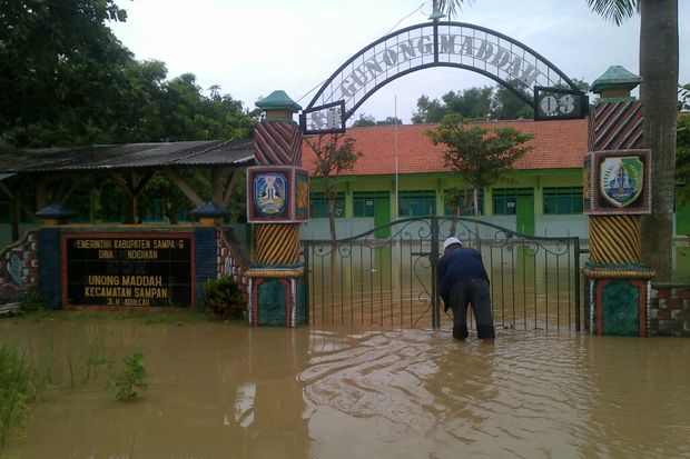 Banjir Melanda Sampang, Rumah dan Sekolah Terendam