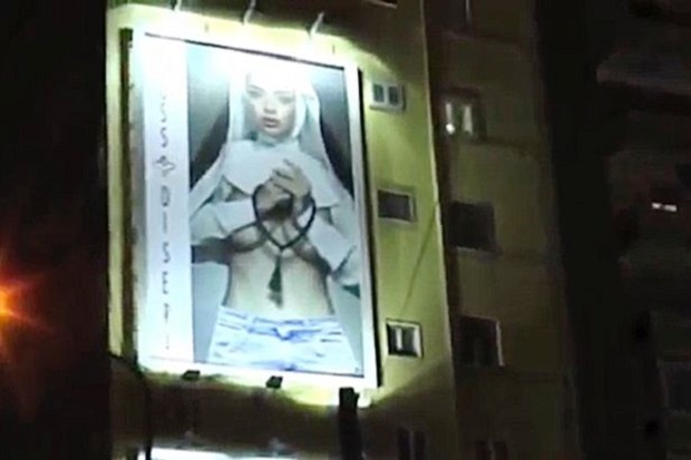 Poster Syur dengan Busana Biarawati Hebohkan Napoli