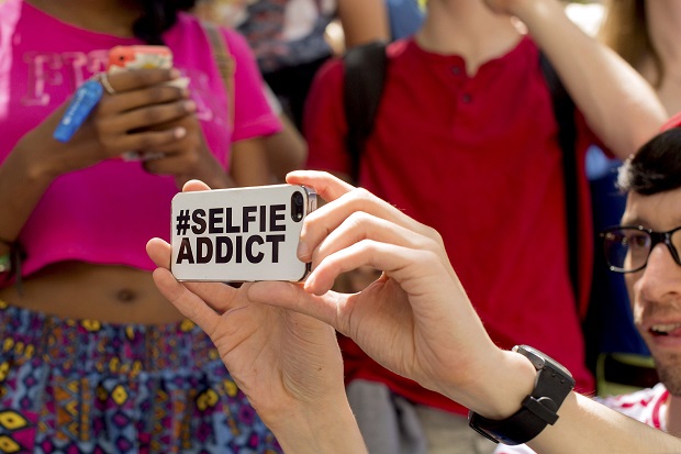 Selfie Bikin Tak Bisa Nikmati Hidup