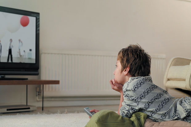 Jangan Biasakan Anak Hobi Nonton Televisi